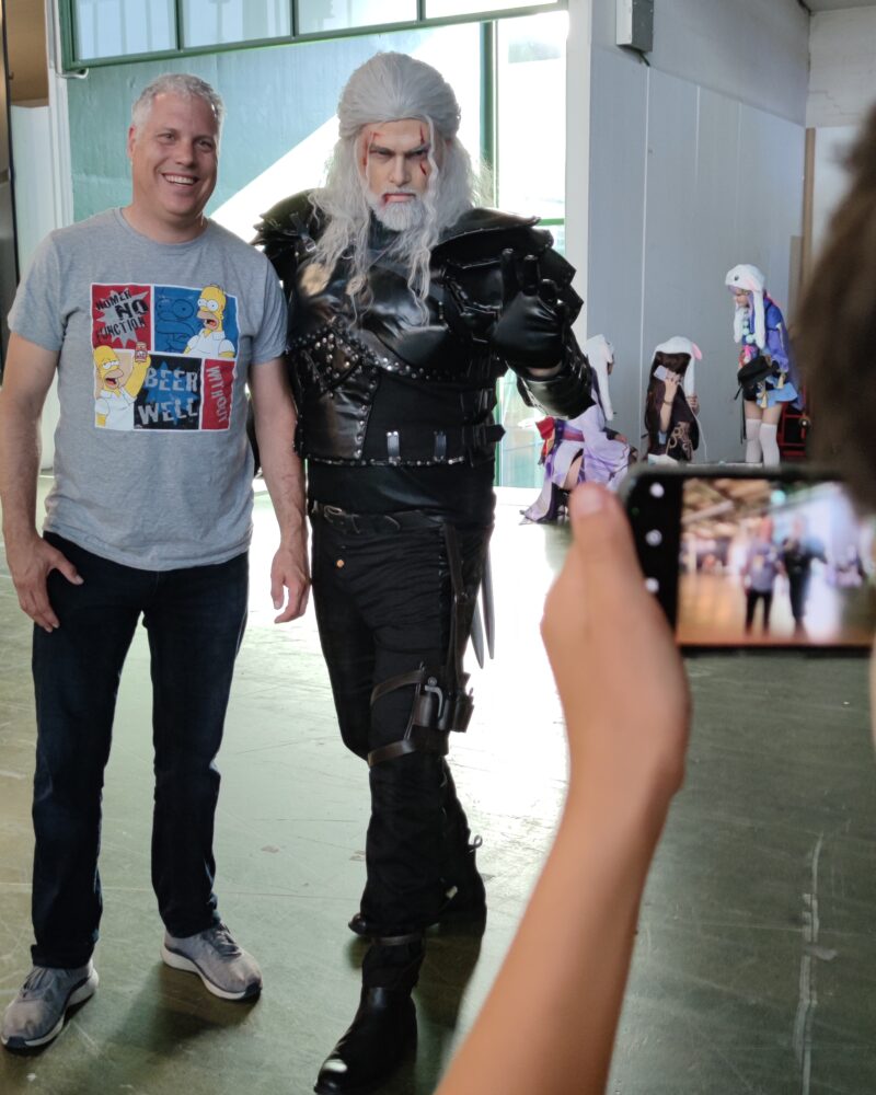 Swiss Witcher an der Fantasy Basel 2022: Ein sehr gefragtes Selfie-Motiv | Meier & Kamer Cosplay Fotografie kann ihnen Ruedi Kamer als Geralt of Rivia ausleihen.