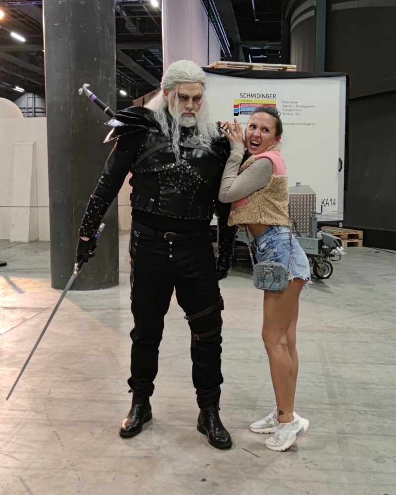 Swiss Witcher an der Fantasy Basel 2022: Ein sehr gefragtes Selfie-Motiv | Meier & Kamer Cosplay Fotografie kann ihnen Ruedi Kamer als Geralt of Rivia ausleihen.